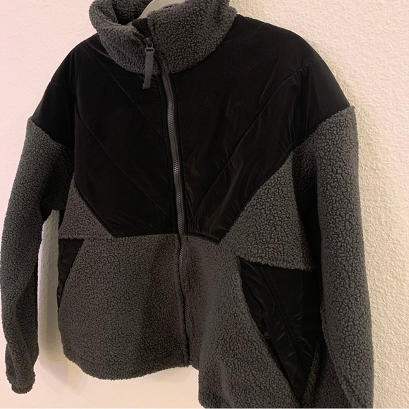 Columbia women’s large Uphill Edge Fleece Full-Zip Pullover NWT
$90 MSRP! - Picture 2 of 6